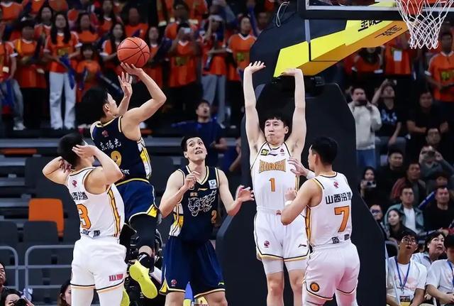 pg哪里玩-CBA8进4抢三大战！京粤加时绝杀后，谁能拿下最后四强席位？
